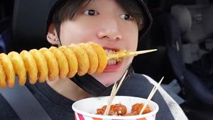 Jungkook BTS Hobi Kulineran, Doyan Makan Mie hingga Pizza