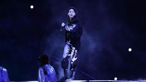 7 Gaya Jungkook BTS di Piala Dunia 2022, Tampil Serba Hitam Pakai Versace