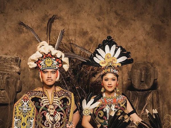 6 Potret Prewedding Kaesang & Erina Gudono dengan Baju Adat Dayak