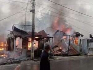 7 Rumah di Depan SMAN 1 Rantau Selatan Hangus Terbakar