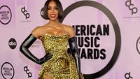 Rawr! Kelly Rowland dengan Dress Leopard Print di AMAs 2022