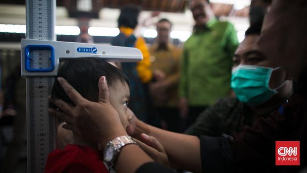 Sejumlah ibu, anak dan lansia melakukan pengecekan kesehatan di Posyandu Prima, di Banjar Tegeh Sari, Tonja, Denpasar Utara, Bali. (CNN Indonesia/Adi Ibrahim)