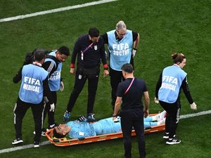 Inggris Vs Iran: Benturan Kepala, Kiper Team Melli Terkapar