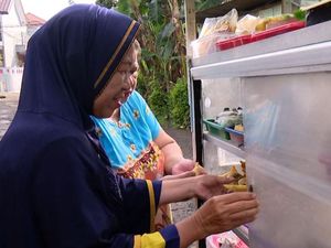 Yuk Bantu! Kisah Mama Ana, Penjual Kue Keliling yang Ditinggal Suami