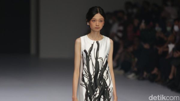 8 Koleksi Brand Lokal Aesthetic Pleasure di JFW 2023, Busana Feminim Monokrom