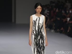 8 Koleksi Brand Lokal Aesthetic Pleasure di JFW 2023, Busana Feminim Monokrom