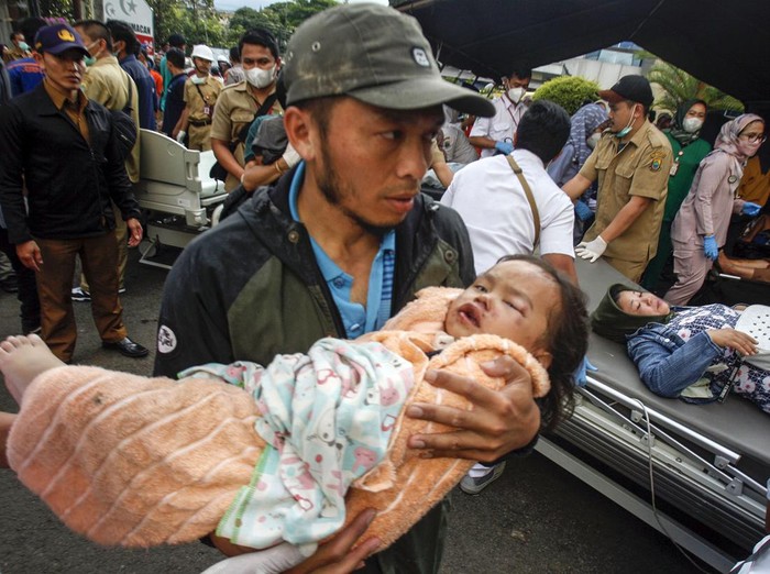 Korban gempa bumi mendapat perawatan di tenda darurat RSUD Cimacan, Kabupaten Cianjur, Jawa Barat, Senin (21/11/2022). Pemerintah Kabupaten Cianjur menyatakan hingga pukul 18.17 WIB jumlah korban jiwa akibat gempa bumi sebanyak 56 orang dan korban luka mencapai 700 orang. ANTARA FOTO/Yulius Satria Wijaya/tom.