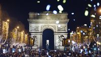 Kelap-kelip Lampu Natal Hiasi Jalanan Paris di Tengah Krisis Energi