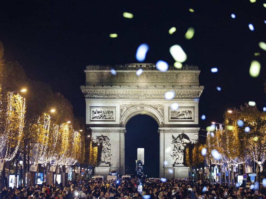Kelap-kelip Lampu Natal Hiasi Jalanan Paris di Tengah Krisis Energi