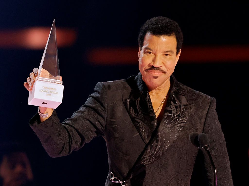 LOS ANGELES, CALIFORNIA - NOVEMBER 20: (EDITORIAL USE ONLY) Lionel Richie accepts the Icon Award onstage during the 2022 American Music Awards at Microsoft Theater on November 20, 2022 in Los Angeles, California. (Photo by Kevin Winter/Getty Images)
