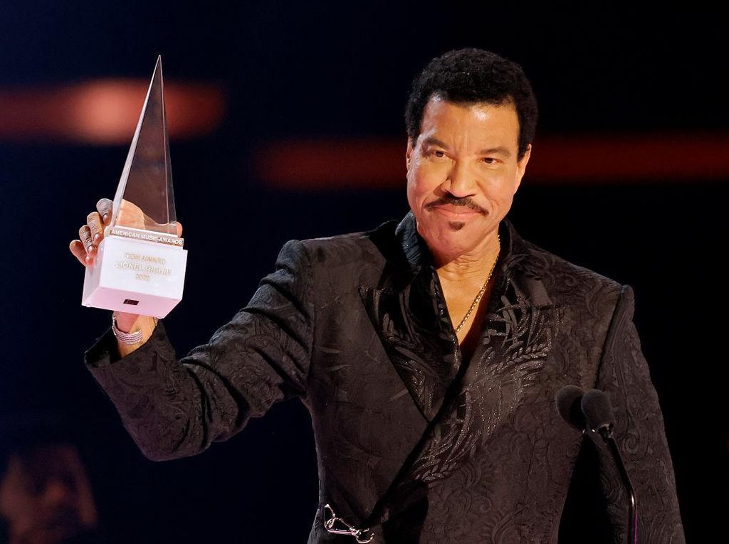 Profil Lionel Richie, Sang Legenda Penerima Icon Award di AMAs 2022 Profil Lionel Richie, Sang Legenda Penerima Icon Award di AMAs 2022
