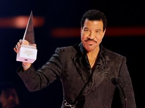 Penonton Marah Usai Lionel Richie Batalkan Konser di Menit Terakhir Penonton Marah Usai Lionel Richie Batalkan Konser di Menit Terakhir