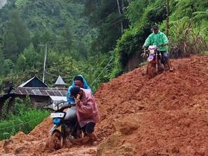 Longsor Terjang Jalan Trans Sulawesi di Toraja, Akses ke Mamasa Lumpuh Total