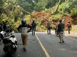 Jalur Cianjur-Puncak Lumpuh Tertimbun Longsor Usai Gempa Jalur Cianjur-Puncak Lumpuh Tertimbun Longsor Usai Gempa