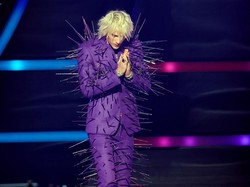 Gaya Bintang Dunia di AMAs 2022 Bikin Salfok, P!nk hingga Machine Gun Kelly