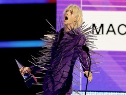 Pakai Jas Berduri, Bagaimana Cara MGK Duduk Menunggu Pialanya di AMAs 2022?