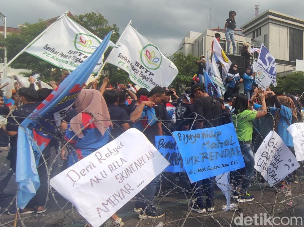 Jelang Penetapan UMP, Buruh Jateng Demo di Depan Kantor Ganjar