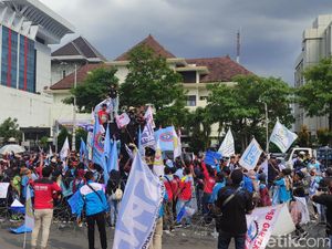 Ratusan Buruh Demo di Kantor Gubernur Jateng, Tuntut Kenaikan UMK 13%