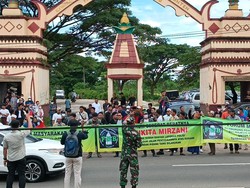 Massa Demo Pendukung Nikita Mirzani Dipenjara Geruduk PN Serang