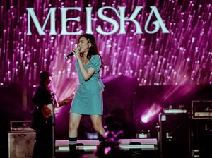 Cara Meiska Jaga Mood Manggung: Nonton Video Kocak