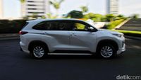 Momen Test Drive Toyota Kijang Innova Zenix yang Nyaman Banget