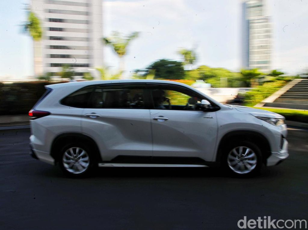 Mau Beli Toyota Kijang Innova Zenix Hybrid? Siapin Duit Segini Buat Servis