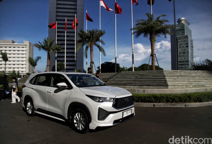 Momen Test Drive Toyota Kijang Innova Zenix yang Nyaman Banget Toyota resmi meluncurkan Kijang Innova Zenix Hybrid. Tambahan nama Zenix menghasilkan kendaraan beroda empat ini berubah total. Lalu, seumpama apa test drivenya?