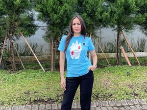 Momo eks Geisha Dinilai Menawan Kenakan Burqa di Dubai Momo eks Geisha Dinilai Menawan Kenakan Burqa di Dubai