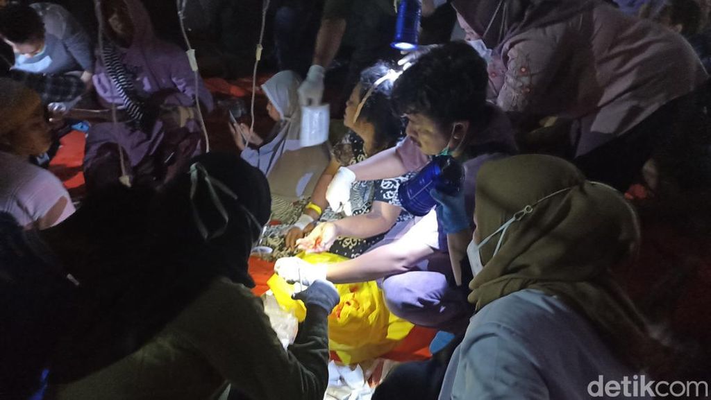 Potret Perawatan Korban Gempa Cianjur di Tengah Gelapnya Malam