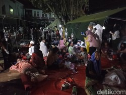 Perjuangan Nakes Rawat Korban Gempa Cianjur di Tengah Kegelapan