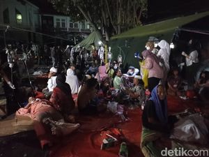 Listrik Padam, Nakes Rawat Korban Gempa Cianjur di Tengah Kegelapan Listrik Padam, Nakes Rawat Korban Gempa Cianjur di Tengah Kegelapan