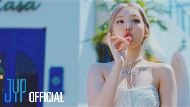 Nayeon TWICE dalam MV 'Pop!' /Foto: Courtesy of JYP Entertainment Foto: Courtesy of JYP Entertainment