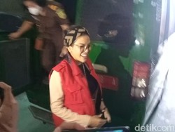 Nikita Mirzani Tebar Senyuman Pakai Rompi Tahanan