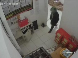 Perampok Bersajam Beraksi di Alfamart Jalinsum Banyuasin