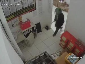 Perampok Bersajam Beraksi di Alfamart Jalinsum Banyuasin Perampok Bersajam Beraksi di Alfamart Jalinsum Banyuasin