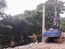 Perbaikan Longsor Jembatan Cisadane Bogor Dimulai, Tiang Pancang Dipasang