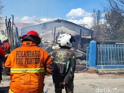 Petugas Damkar Pekanbaru Tewas Terjatuh Saat Padamkan Gudang Terbakar
