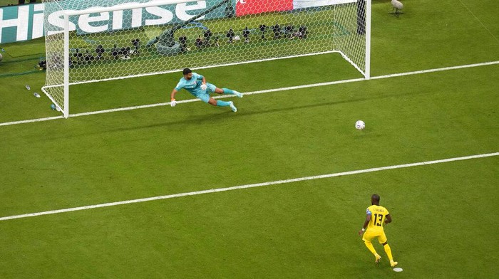 Potret Enner Valencia Pencetak Gol Perdana Piala Dunia 2022 Qatar Ecuador's Enner Valencia scores the opening goal by penalty during the World Cup, group A soccer match between Qatar and Ecuador at the Al Bayt Stadium in Al Khor , Qatar, Sunday, Nov. 20, 2022. (AP Photo/Thanassis Stavrakis)