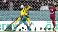 Ekuador menangkan pertandingan dengan skor 2-0. Dua gol tersebut disarangkan oleh Enner Valencia pada menit ke-16 via titik penalti dan sundulan di menit ke-31. Valencia adalah pencetak gol perdana di Piala Dunia 2022 ini! AP/Natacha Pisarenko  