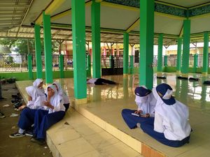 Diterjang Puting Beliung, Siswa SMPN 1 Dompu Sebulan Belajar di Musala Diterjang Puting Beliung, Siswa SMPN 1 Dompu Sebulan Belajar di Musala