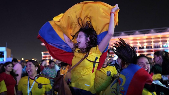 DOHA, QATAR - NOVEMBER 20: Ecuador fans celebrate a goal as they watch the opening match between Qatar and Ecuador during day 2 of the FIFA World Cup 2022 Qatar Fan Festival at Al Bidda Park on November 20, 2022 in Doha, Qatar. (Photo by Cui Nan/China News Service via Getty Images)