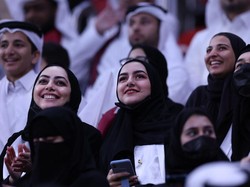 Suporter timnas Qatar saat memberikan semangat pada tim nasional negaranya saat melawan Ekuador dalam laga grup A Piala Dunia 2022 di Stadion Al Bayt, Al Khor, Qatar, Minggu (20/11/2022). Getty Images/Ian MacNicol  