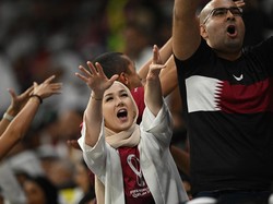Sorak sorai suporter Qatar saat mendukung tim nasional negaranya bertanding menghadapi Ekuador pada laga pembuka Piala Dunia 2022. Reuters/Dylan Martinez