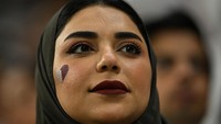 Ekspresi suporter Qatar saat menyaksikan timnas negaranya menghadapi Ekuador. Reuters/Dylan Martinez  