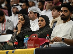 Ekspresi suporter Qatar saat menyaksikan timnas negaranya menghadapi Ekuador. Reuters/Dylan Martinez  