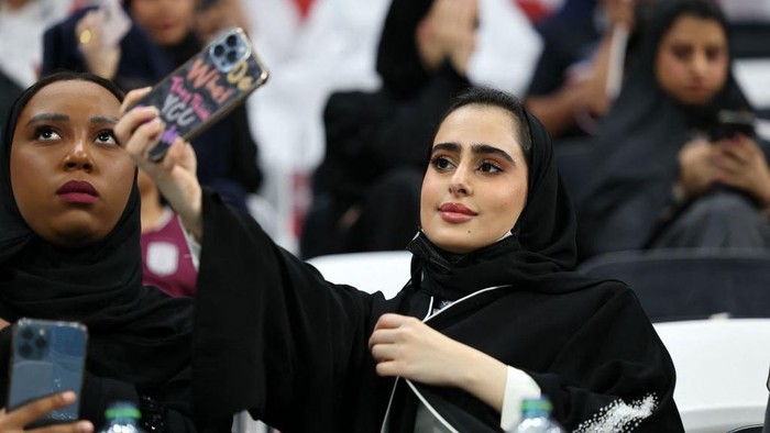 A supporter takes selfies ahead of the Qatar 2022 World Cup Group A football match between Qatar and Ecuador at the Al-Bayt Stadium in Al Khor, north of Doha on November 20, 2022. (Photo by KARIM JAAFAR / AFP) (Photo by KARIM JAAFAR/AFP via Getty Images)