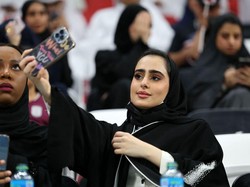 Suporter timnas Qatar mengabadikan dirinya dengan berfoto selfie saat laga Qatar vs Ekuador di Stadion Al Bayt, Al Khor, Qatar. Karim Jaafar/AFP/Getty Images  