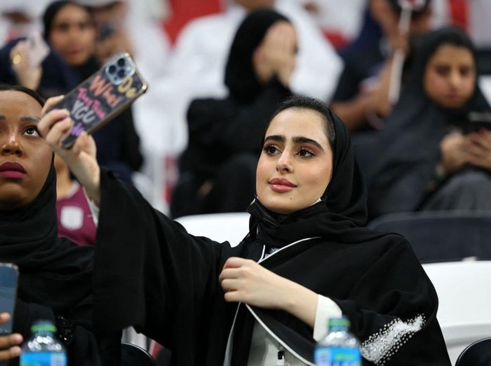 A supporter takes selfies ahead of the Qatar 2022 World Cup Group A football match between Qatar and Ecuador at the Al-Bayt Stadium in Al Khor, north of Doha on November 20, 2022. (Photo by KARIM JAAFAR / AFP) (Photo by KARIM JAAFAR/AFP via Getty Images)