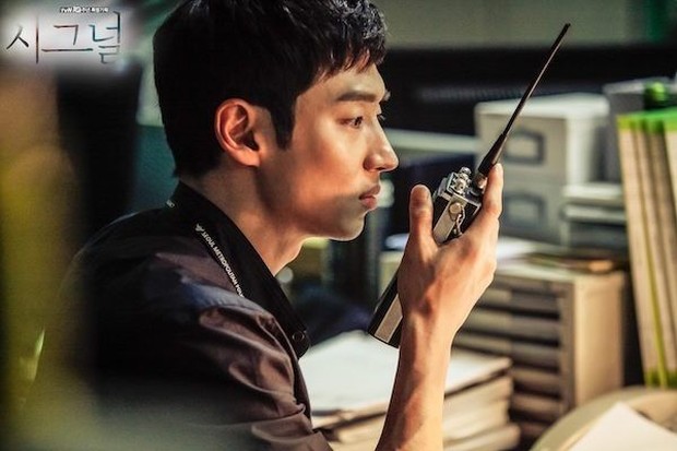 Potret walkie-talkie Le Je Hoon di drama Signal