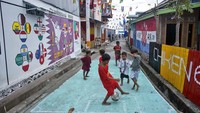 Tak hanya itu, Anak-anak pun juga ikut berpartisipasi dengan bermain sepak bola di dekat mural bertema Piala Dunia FIFA Qatar.